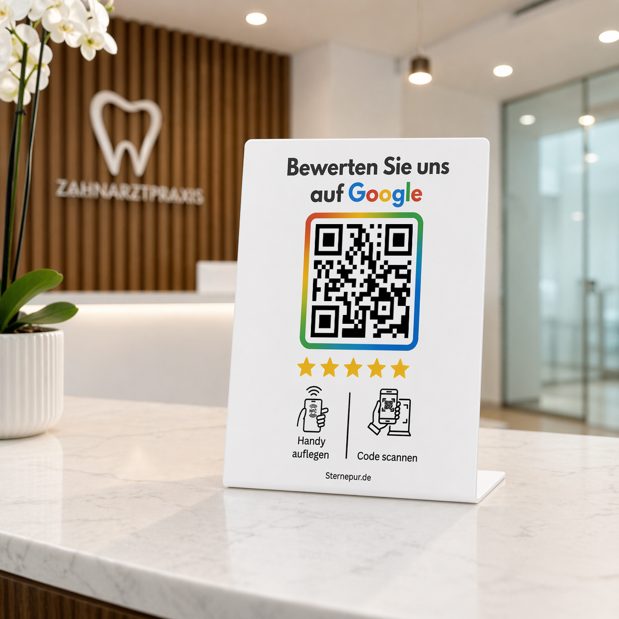 Google Bewertungs-Schild mit NFC-Chip und QR-Code im Branding der Marke