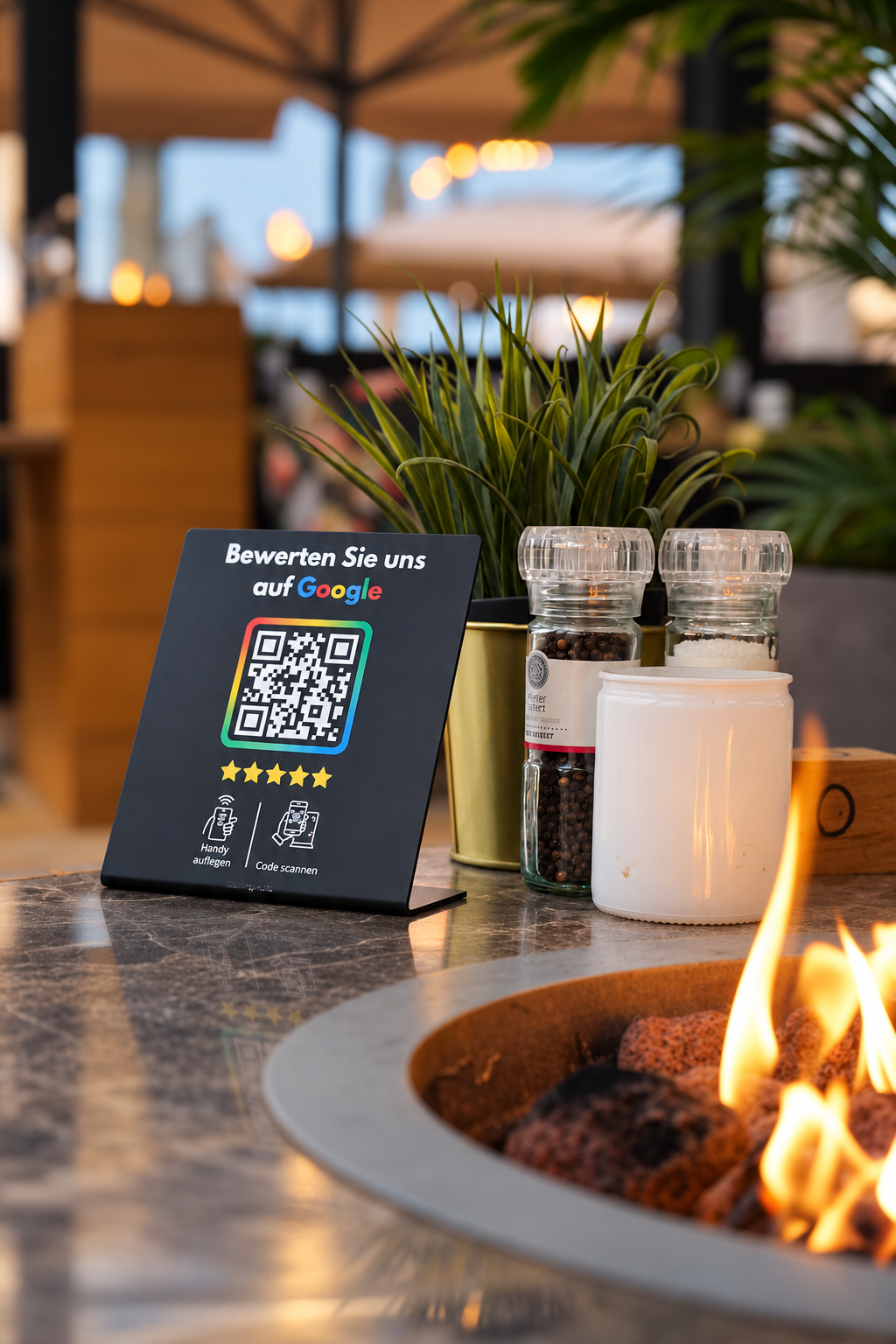 Google Bewertungs-Schild mit NFC-Chip und QR-Code im Branding der Marke